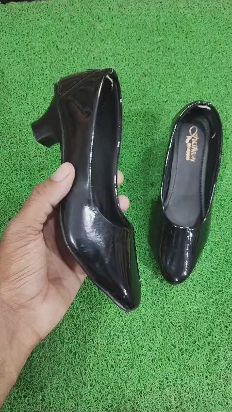 Ladies leather heel shoe